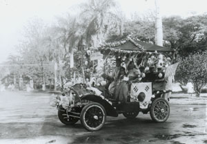 Photograph of the 1910 Floral Parade